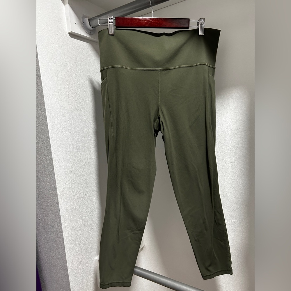 Athleta salutation stash mesh leggings, olive green leggings 7/8. XL/T